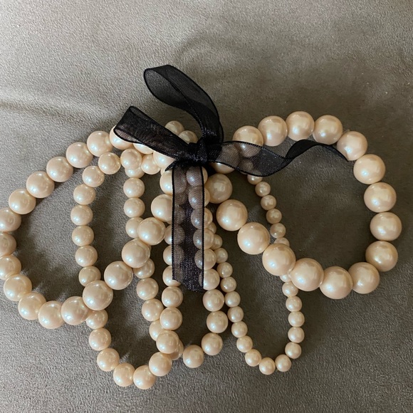 NWOT Premier Designs five strand faux pearl stretch bracelet with black ribbon - Picture 5 of 6